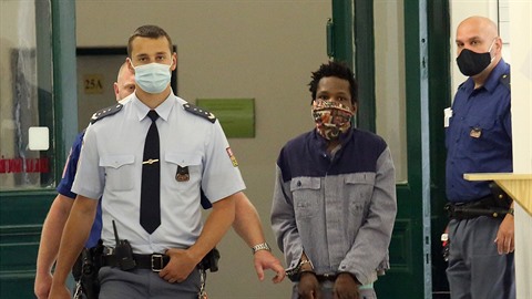 Policisté přivádějí Abdallaha Ibrahima Dialla k soudu. Policisté přivádějí Abdallaha Ibrahima Dialla k soudu.