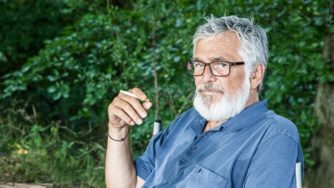 Jiří Bartoška coby veterinář Jan ve filmu Teorie tygra si dopřál „voraz“ od... Jiří Bartoška coby veterinář Jan ve filmu Teorie tygra si dopřál „voraz“ od...