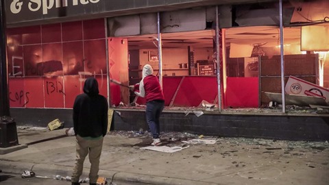 V Minneapolis se teď rabuje ostošest. V Minneapolis se teď rabuje ostošest.
