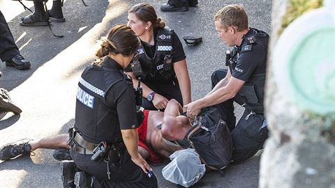Policie v Bournemouthu dorazila na pláe hlídat, zda lidé dodrují bezpenostní...