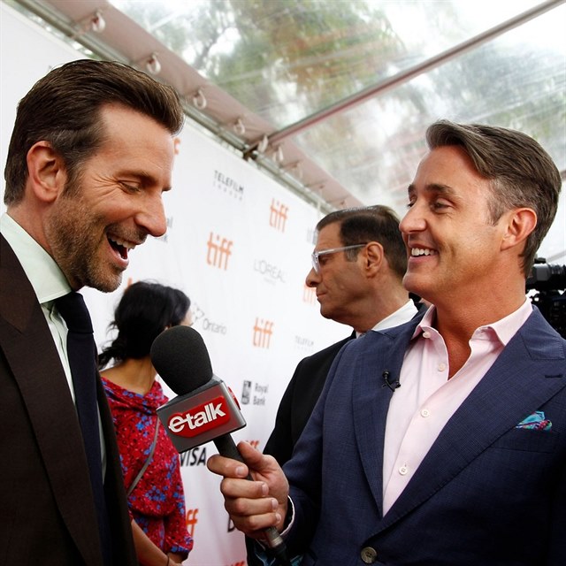 Ben Mulroney dělá rozhovor s Bradleym Cooperem.