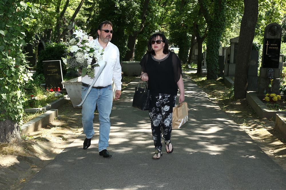 Šárka Rezková a její partner dorazili v den nedožitých 81. narozenin Karla... Šárka Rezková a její partner dorazili v den nedožitých 81. narozenin Karla...
