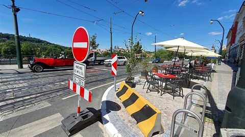 Posezení na Smetanově nábřeží má svá pražská specifika. Posezení na Smetanově nábřeží má svá pražská specifika.