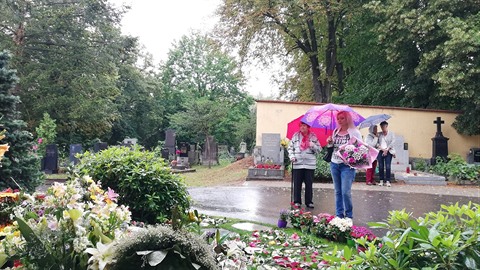 Dominika Gottová přišla k hrobu dva dny po jeho nedožitých narozeninách. Dominika Gottová přišla k hrobu dva dny po jeho nedožitých narozeninách.