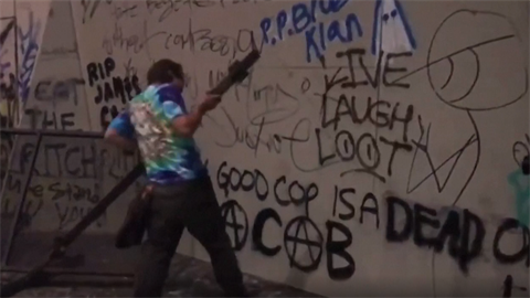 Vandalové v Portlandu chtěli zničit budovu federálního soudu. Vandalové v Portlandu chtěli zničit budovu federálního soudu.