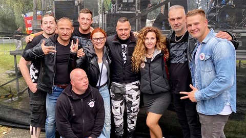 Zuzana Majerová Zahradníková se vyfotila s členy kapely Ortel a spustila bouři. Zuzana Majerová Zahradníková se vyfotila s členy kapely Ortel a spustila bouři.