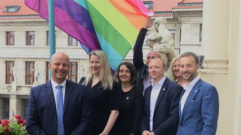 Na budovu Nové radnice vyvěsili zastupitelé města duhovou vlajku. Na budovu Nové radnice vyvěsili zastupitelé města duhovou vlajku.