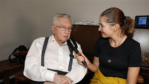 Zpěvák Josef Zíma je ve skvělé kondici, už se těší, až bude zase vystupovat. Zpěvák Josef Zíma je ve skvělé kondici, už se těší, až bude zase vystupovat.