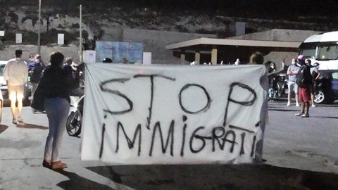 Italové z Lampedusy chtějí stávkovat, ostrov se hroutí pod náporem migrantů. Italové z Lampedusy chtějí stávkovat, ostrov se hroutí pod náporem migrantů.