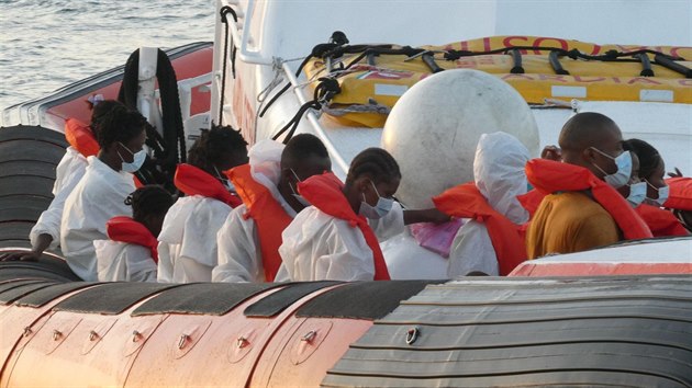 Na Lampedusu evakuovali i migranty z lodi poulinho umlce Banksyho.
