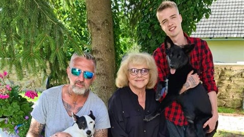 Nejen syn, ale už i nejmladší vnuk Matěj má rád tetování. Nejen syn, ale už i nejmladší vnuk Matěj má rád tetování.