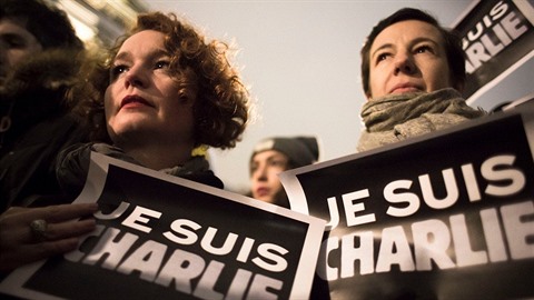 Za Charlie Hebdo se po útocích postavili lidé z celého světa. Za Charlie Hebdo se po útocích postavili lidé z celého světa.