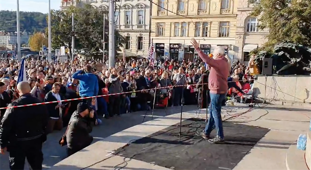 Daniel Hlka vystoupil na demonstraci proti roukám a vládním protipandemickým...