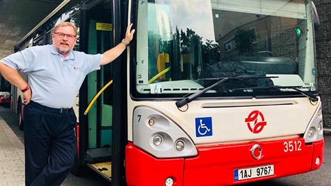 Z Václava Kopty je řidič autobusu. A nejde o roli. Z Václava Kopty je řidič autobusu. A nejde o roli.