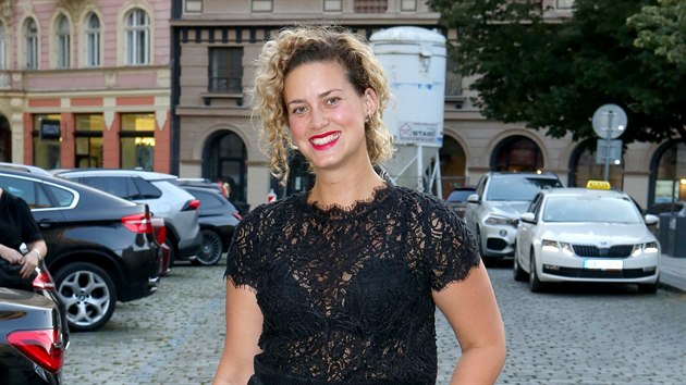 Muzikálová hvězda Kateřina Pechová jako vdaná paní ještě více rozkvetla. Muzikálová hvězda Kateřina Pechová jako vdaná paní ještě více rozkvetla.