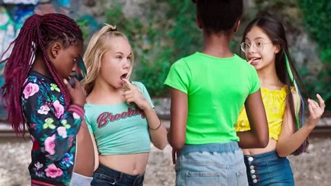 Film Kočičky u kritiků uspěl, podle některých diváků je však nepřijatelný. Film Kočičky u kritiků uspěl, podle některých diváků je však nepřijatelný.