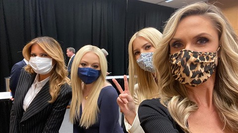 Trumpův ženský tým. Zleva manželka Melania, dcery Tiffany a Ivanka a snacha... Trumpův ženský tým. Zleva manželka Melania, dcery Tiffany a Ivanka a snacha...