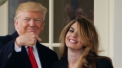 Donald Trump se zřejmě koronavirem nakazil od poradkyně Hope Hicksové. Donald Trump se zřejmě koronavirem nakazil od poradkyně Hope Hicksové.