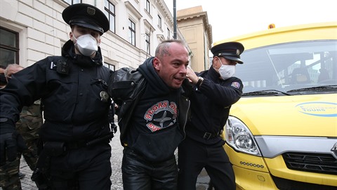 Tento muž skončil v rukou zákona. Tento muž skončil v rukou zákona.
