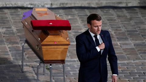 Emmanuel Macron na posledním rozlouení se zabitým uitelem Samuelem Patym