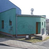 V tomto dom Gabriela Koukalov bydl dnes. Graffiti j urit nevad.