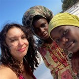 Nela Boudov s mstnmi enami na Zanzibaru