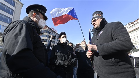 Poslanec Lubomír Volný hovoí s policisty na demonstraci, kterou uspoádala 7....