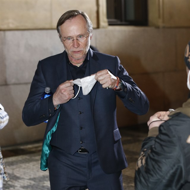 Karel Roden má respirátor vždy připraven.
