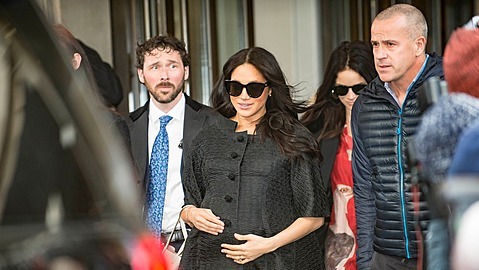 Meghan Markle na oslavě příchodu miminka v roce 2019. Tehdy odletěla do USA v... Meghan Markle na oslavě příchodu miminka v roce 2019. Tehdy odletěla do USA v...