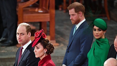 Pohřeb prince Filipa se měl nést v duchu usmíření královské rodiny. Zatím to... Pohřeb prince Filipa se měl nést v duchu usmíření královské rodiny. Zatím to...