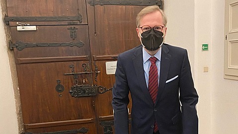 Předseda ODS Petr Fiala chodí o berlích. Předseda ODS Petr Fiala chodí o berlích.