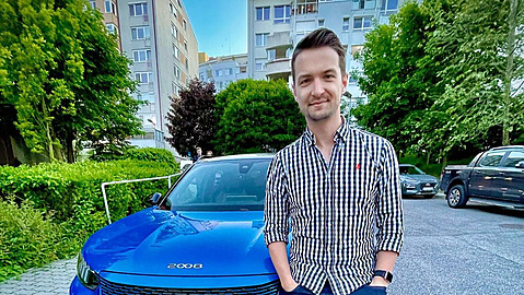 Moderátor Viktor Vincze, zapálený to ekolog, teď bude testovat elektrovozy. Že... Moderátor Viktor Vincze, zapálený to ekolog, teď bude testovat elektrovozy. Že...