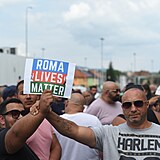 Pieta a demonstrace za Roma, kter zemel pi pevozu do nemocnice po zkroku...