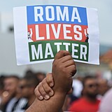 Roma Lives Matter. I toto heslo nkte demonstranti dreli ve svch rukch.