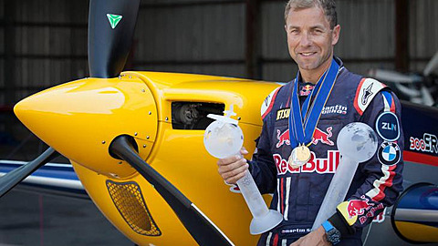 Aktuální ampion Red Bull Air Race Martin onka hledá vai pomoc. Sami vidíte,...