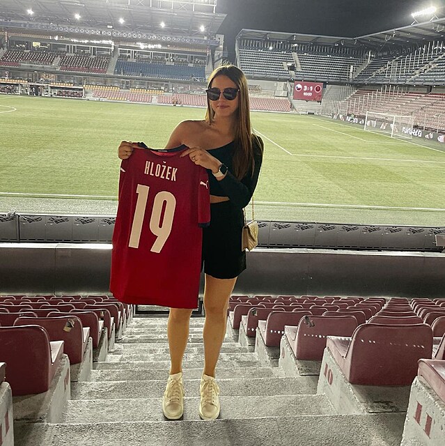 Takhle krásná Veronika podporuje svého miláčka.