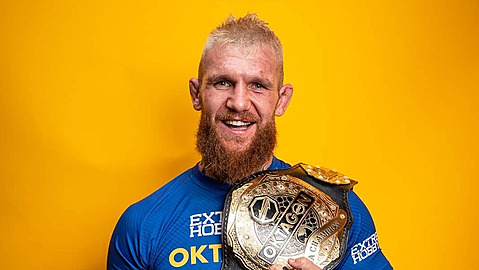 Samuel Pirát Krištofič pózuje s pásem pro šampiona střední váhy. Samuel Pirát Krištofič pózuje s pásem pro šampiona střední váhy.