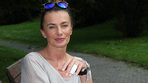 Alici před tiskovkou kousla její čivava do prstu. Alici před tiskovkou kousla její čivava do prstu.