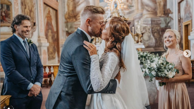 Petr Vtrovsk a Jitka Doubravov mli pohdkovou svatbu. Svatbu jim odsvdili Jaromr Jgr a Jitina kamardka Veronika rainov.