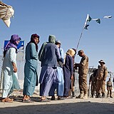 Pkistnt vojci kontroluj doklady na hranici s Afghnistnem.