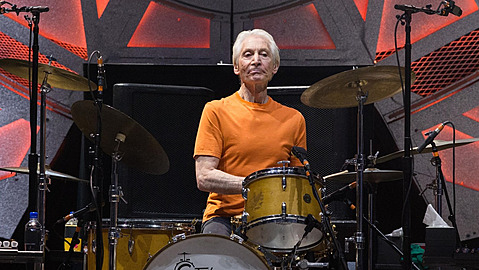 Ve vku 80 let umel bubeník Rolling Stones Charlie Watts..