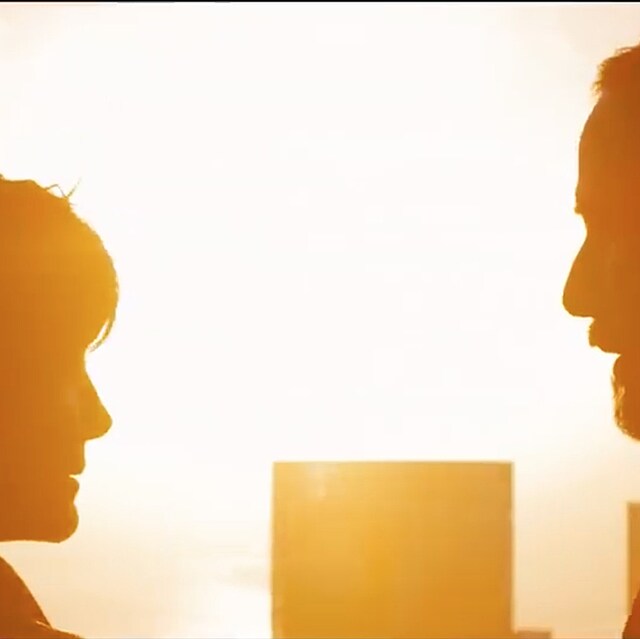 Jenom den před Štědrým dnem přijde do kin čtvrtý díl kultovní série Matrix. I tentokrát v hlavních rolích s Keanu Reevesem a Carrie-Anne Mossovou v rolích Nea a Trinity.