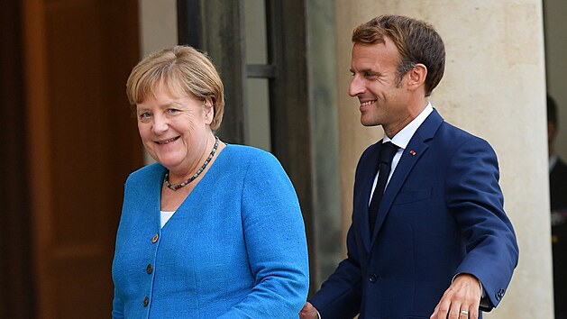 Angela Merkelov vypadala pi setkn s Emmanuelem Macronem spokojen.