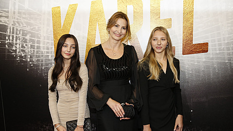 Ivana Gottová se svými dcerami. U jsou z nich velké sleny.