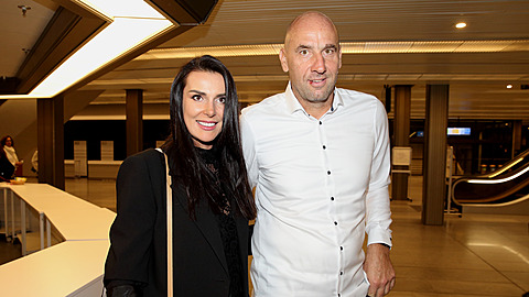 Jan Koller se pochlubil krásnou partnerkou Zuzkou. Jan Koller se pochlubil krásnou partnerkou Zuzkou.