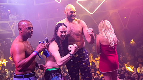Tyson Fury pařil do půl těla. Tyson Fury pařil do půl těla.