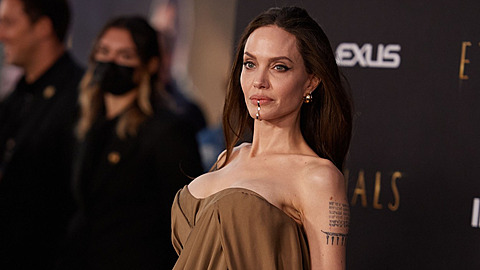 Angelina Jolie pořádně vystavila svoje silikony. Angelina Jolie pořádně vystavila svoje silikony.