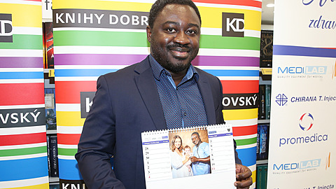 Letošní vítěz Anděla MUDr. Patrice Awonseba Baba Musah, lékař Ústavu pro péči o... Letošní vítěz Anděla MUDr. Patrice Awonseba Baba Musah, lékař Ústavu pro péči o...