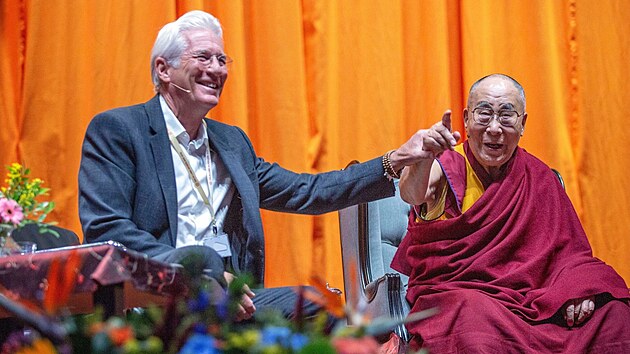 Richard Gere je srdenost sama. Takto si rozuml s dalajlmou.