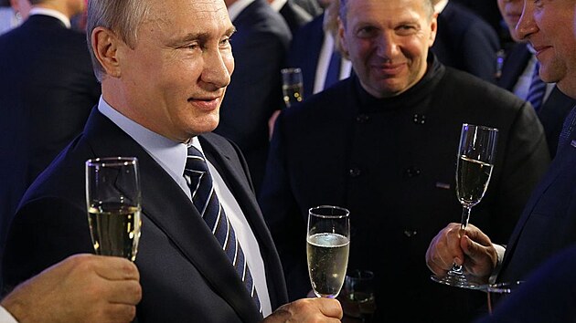 Prokremelsk modertor Vladimir Solovjov s ruskm prezidentem Vladimirem Putinem